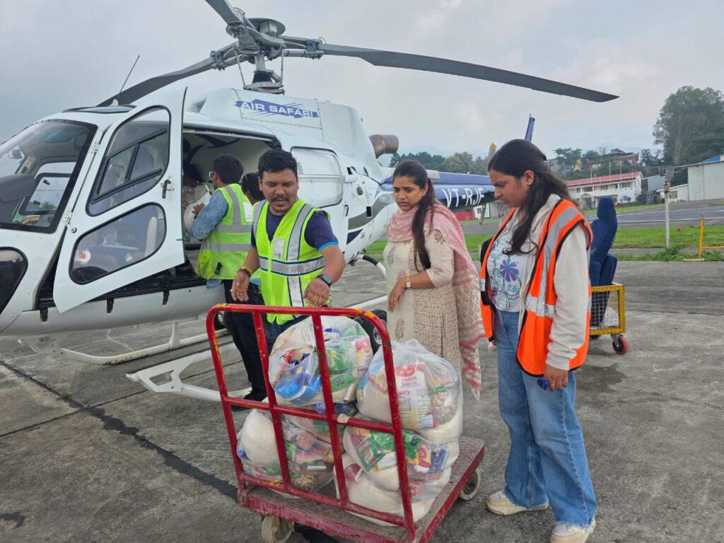 जिला प्रशासन ने आपदा प्रभावित क्षेत्रों में एयरलिफ्ट किया राशन।