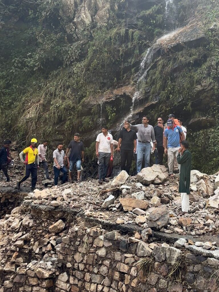 गाढ, गदेरे, ढौंड, ढंगार पार कर सरकार के प्रथम रिस्पांडर के रूप में डीएम देहरादून पहुंचे आपदा प्रभावित परिवारों के पास।