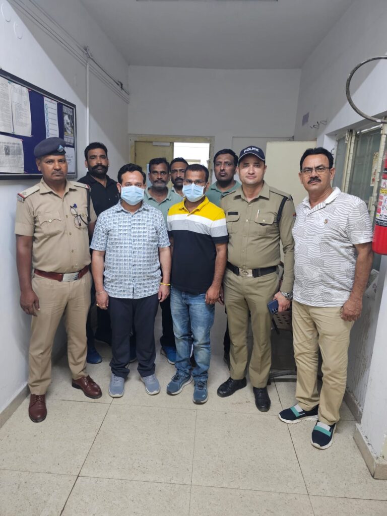 नकल माफिया हाकम सिंह व उसके सहयोगी को पुलिस ने किया गिरफ्तार, पास कराने का प्रलोभन देकर अभ्यर्थियो से 12 से 15 लाख रू0 की करी थी मांग।