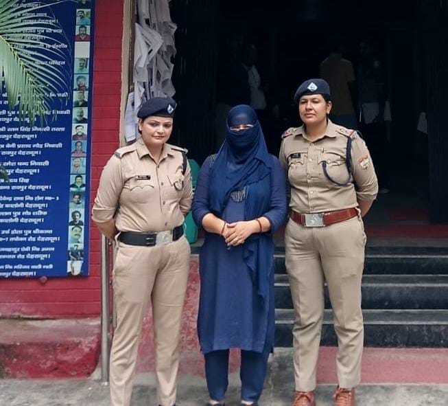 UKSSSC पेपर लीक मामला – प्रश्न पत्र के फोटो आगे भेजने वाली आरोपी को पुलिस ने किया गिरफ्तार।