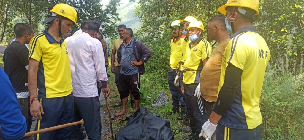 जनपद पिथौरागढ़: मुनस्यारी क्षेत्रांतर्गत गहरी खाई से SDRF ने बरामद किया लापता व्यक्ति का शव।