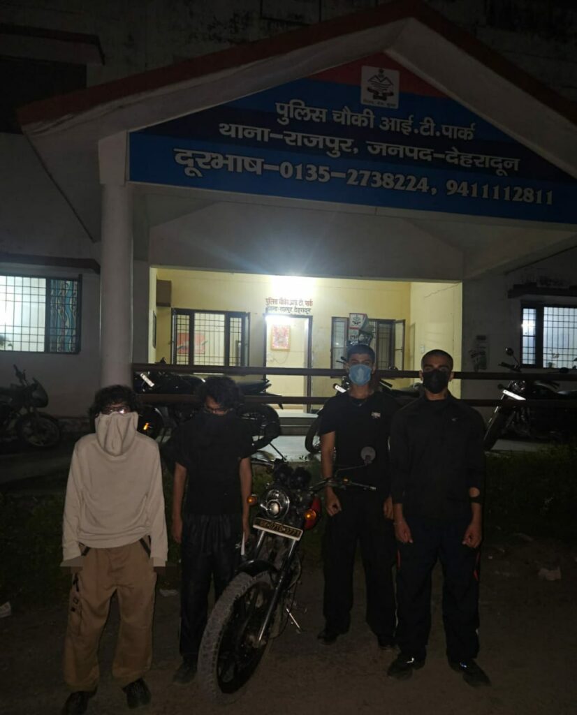एक मोटरसाइकिल में चार युवकों के सवार होकर हुड़दंग करते हुए जाने का वीडियो सोशल मीडिया पर हुआ था प्रसारित, दून पुलिस ने सिखाया कानून का पाठ।