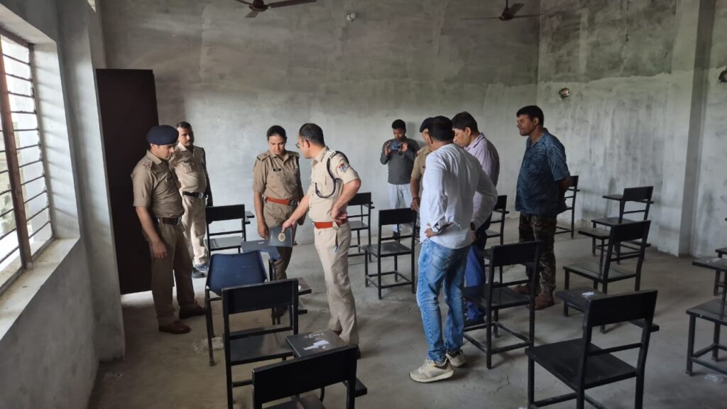 नकल विरोधी कानून के तहत पंजीकृत अभियोग की विवेचना कर रही एसआईटी पहुंची हरिद्वार, आरोपी के घर सर्च वारंट लेकर पहुंची SIT,घर की तलाशी लेते हुए घटना से जुडे साक्ष्य किये एकत्रित।