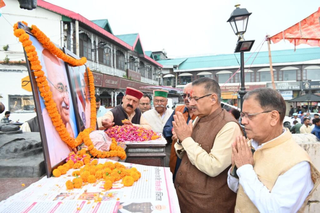 मंत्री जोशी ने मसूरी के गांधी चौक में राष्ट्रपिता महात्मा गांधी व पूर्व प्रधानमंत्री लाल बहादुर शास्त्री को पुष्पांजलि अर्पित की।