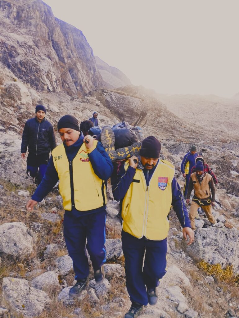 जनपद चमोली : एसडीआरएफ टीम द्वारा बद्रीनाथ क्षेत्रान्तर्गत सतोपंथ ट्रैक मार्ग पर फंसे ट्रैकर्स का रेस्क्यू, एक मृतक का किया शव बरामद।