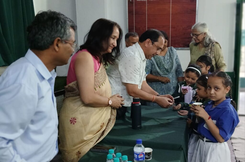 एनीमिया मुक्त भारत – सीएमओ ने सेंट थॉमस स्कूल में बच्चों को दवा खिलाकर कार्यक्रम का किया शुभारंभ।