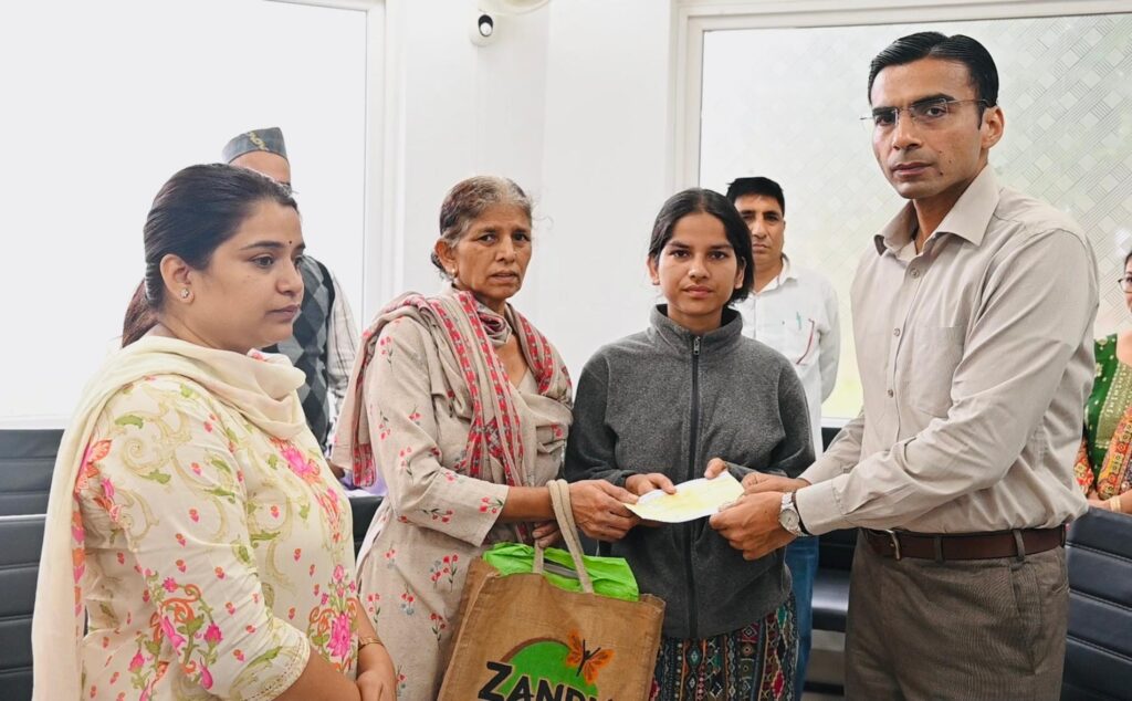 जिला प्रशासन की रायफल से निकलती  आशा व उम्मीद की चिंगारी असहाय निर्धनों की बीमारी के उपचार से लेकर रोजगार तक।