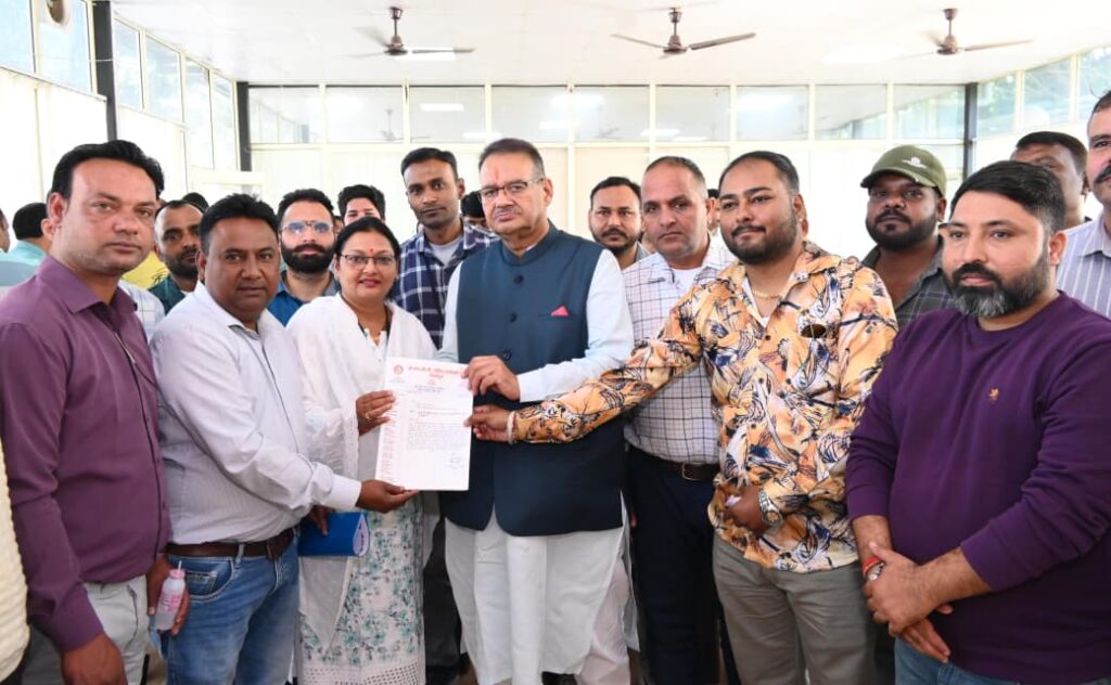 कैबिनेट मंत्री गणेश जोशी से भेंट करते ओएनजीसी संविदा कर्मचारी संघ, देहरादून के प्रतिनिधिमंडल।