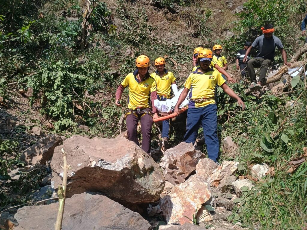 मोहनचट्टी में जेसीबी वाहन हुआ दुर्घटनाग्रस्त, चालक की मौत।