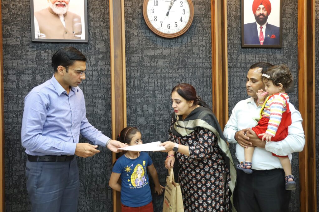 जिलाधिकारी ने लिया संज्ञान, लटकी तलवार तो स्कूल प्रबंधन ने जारी किया उसके हक का वेतन व अनुभव प्रमाण पत्र।