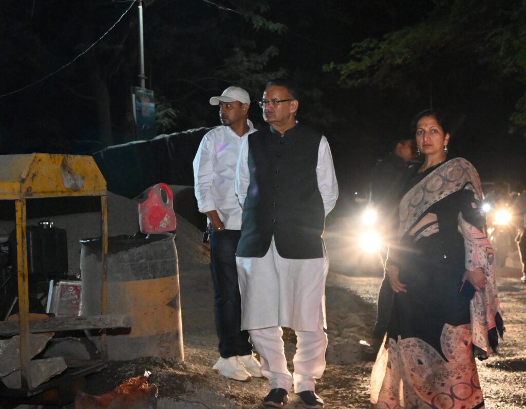 कैबिनेट मंत्री गणेश जोशी ने मसूरी से लौटते वक्त देर रात्रि गलोगी में निर्माणाधीन ट्रीटमेंट कार्य का निरीक्षण किया।