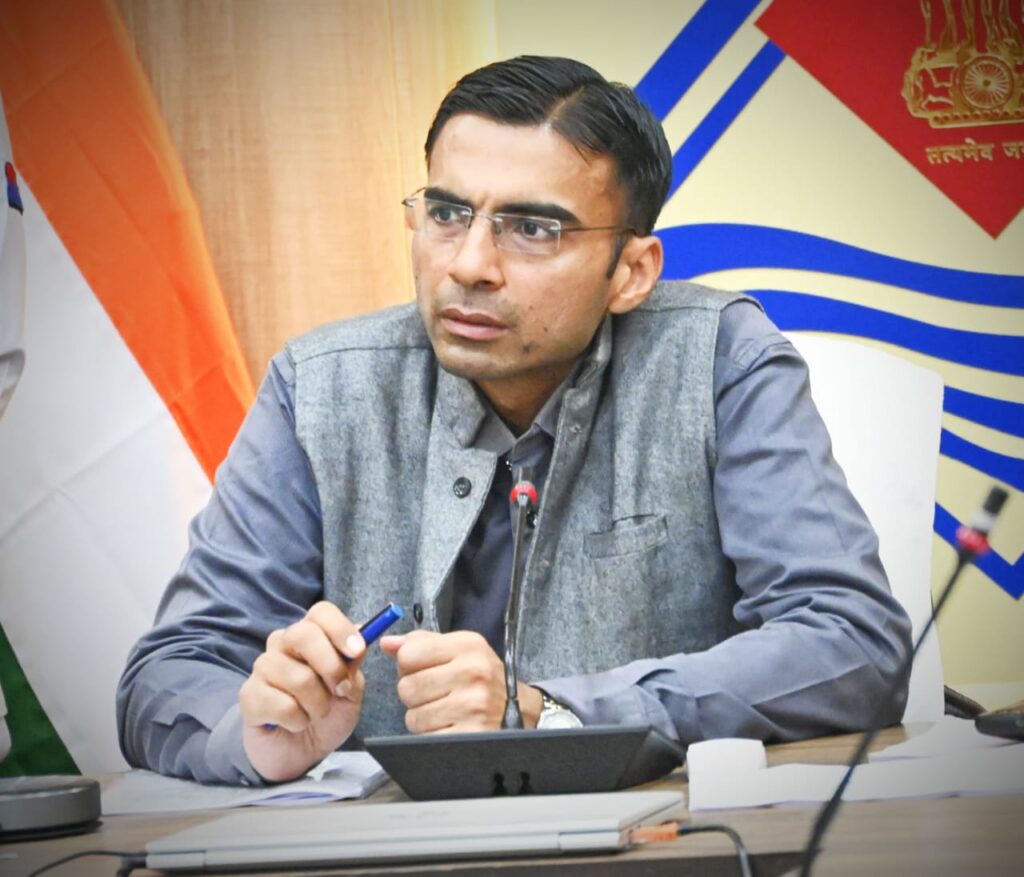 तैस में आकर लहराया शस्त्र, DM देहरादून ने किया का शस्त्र जब्त, लाइसेंस निलम्बित।