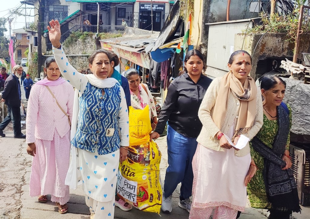 महिला कांग्रेस ने पानी की किल्लत पर मंत्री व जल निगम का पुतला दहन कर प्रदर्शन किया।