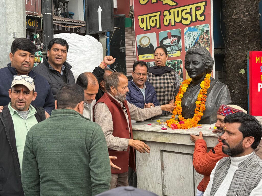 पूर्व प्रधानमंत्री इंदिरा गांधी और सरदार वल्लभ भाई पटेल को याद किया।