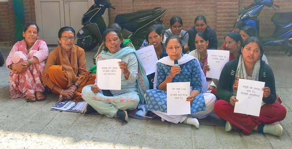पटवारी व नायब के तीन माह से न आने पर कार्य ठप्प, महिला कांग्रेस ने धरना प्रदर्शन किया।