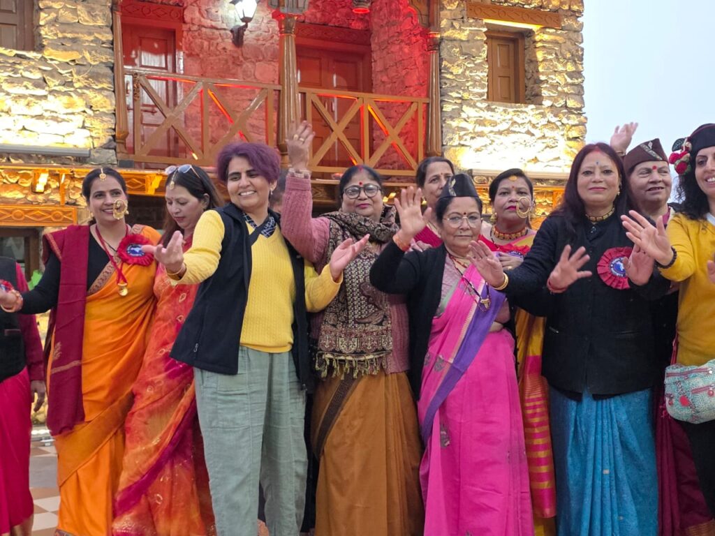 गढवाल महिला सभा ने ईगाश का पर्व मनाया, भैलो खेला, दीप जलाये व पारंपरिक पकवान वितरित किए।