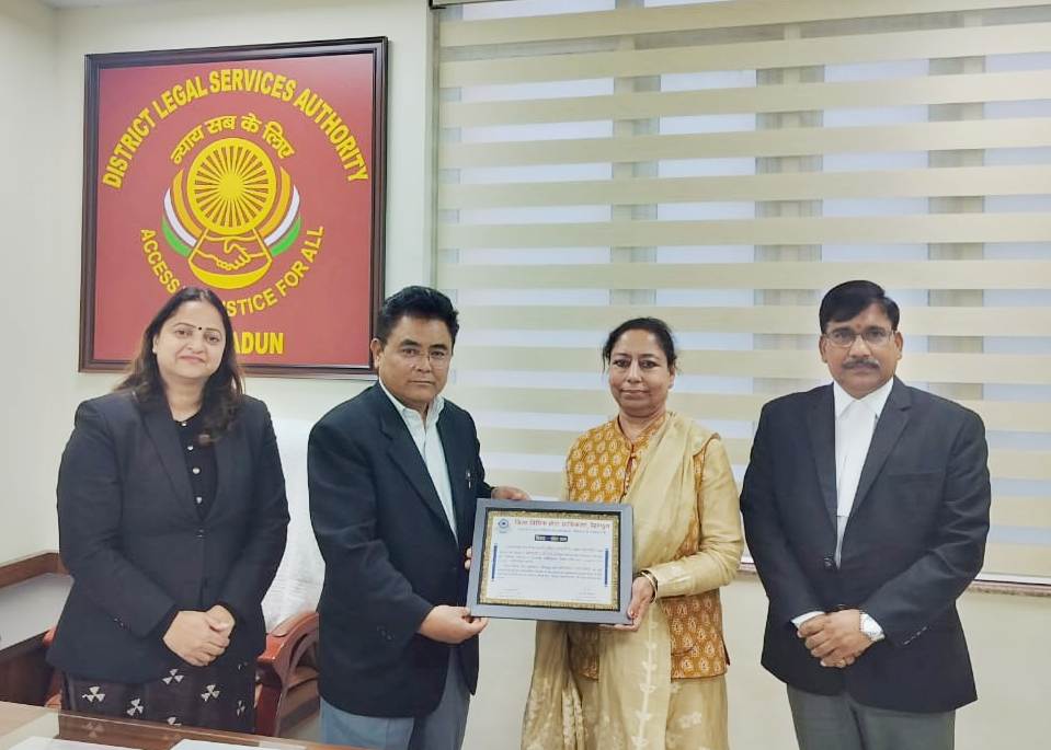 जिला विधिक सेवा प्राधिकरण ने विवाद रहित ग्राम छसखेत की सभासद जसबीर कौर को सम्मानित किया।