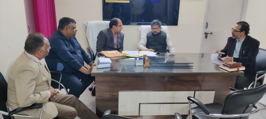 मसूरी- CDO और CMO ने उप जिला चिकित्सालय का निरीक्षण व कमियों की जांच की।