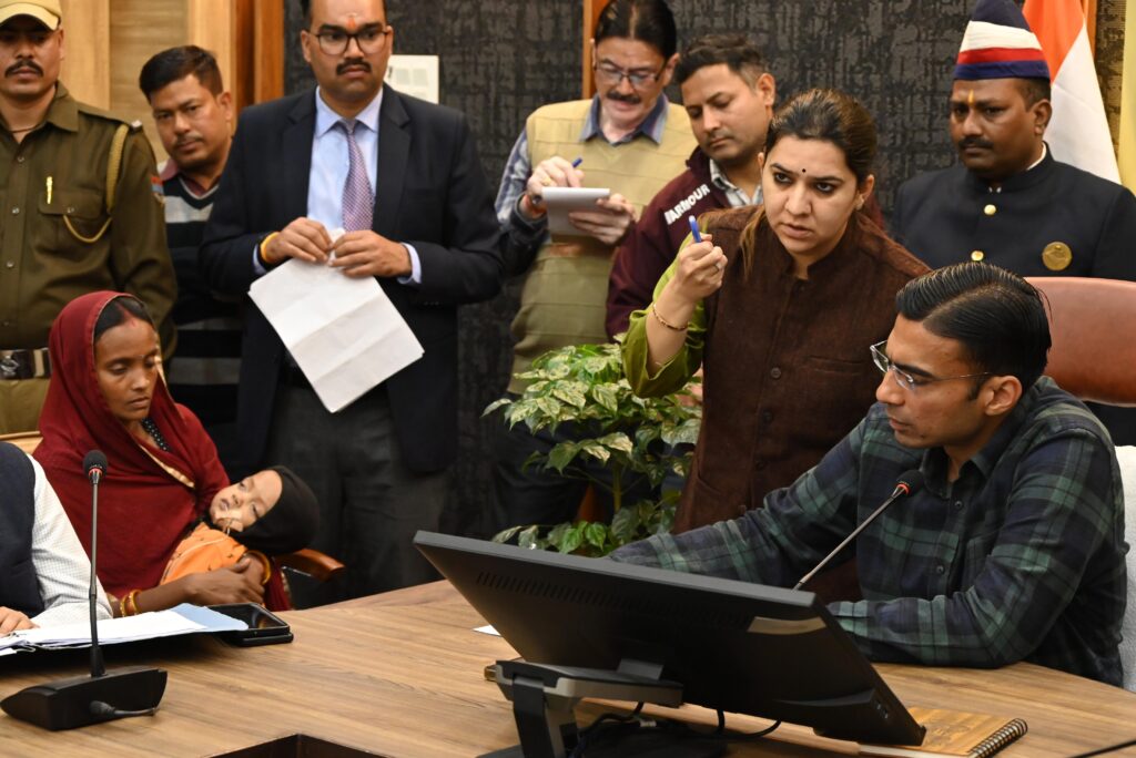 डीएम जनदर्शन, सुनवाई से लेकर समाधान तक, बढ़ती जन अपेक्षाएं; मौके पर ही निर्णय।