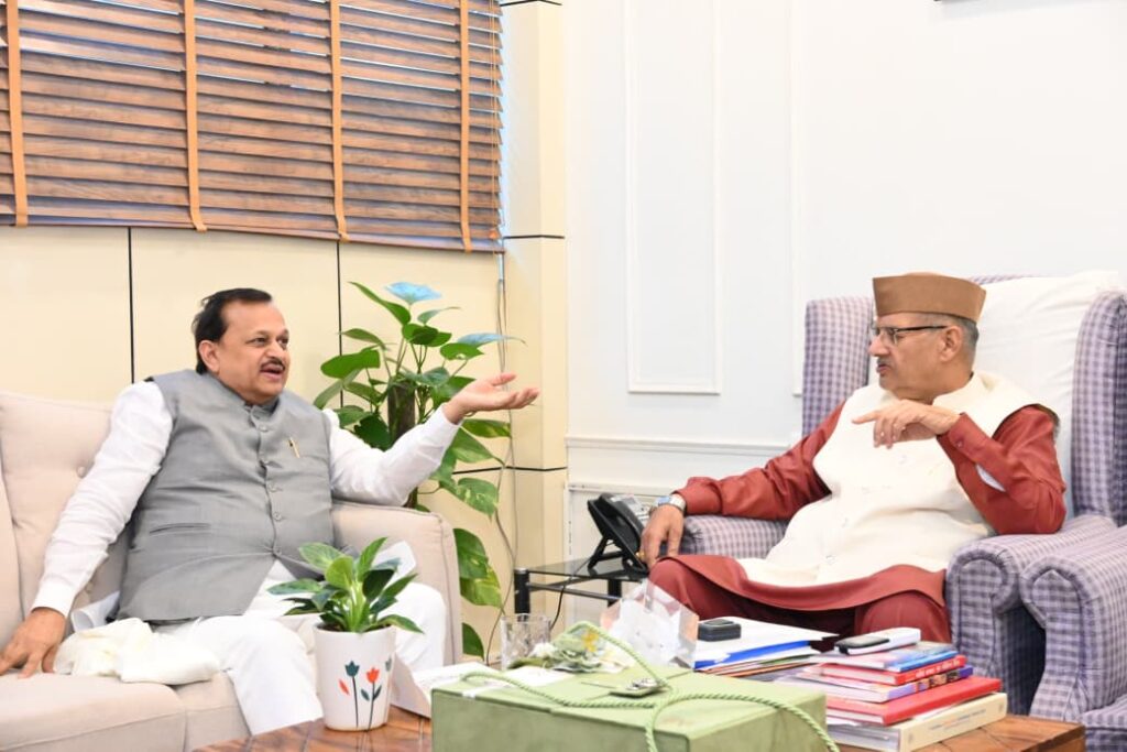 कानपुर लोकसभा के सांसद रमेश अवस्थी ने कैबिनेट मंत्री गणेश जोशी से की शिष्टाचार भेंट।