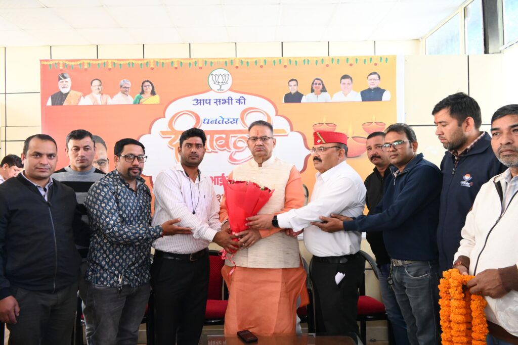 उत्तराखण्ड आउटसोर्स कर्मचारी संगठन के पदाधिकारियों ने कैबिनेट मंत्री गणेश जोशी से की मुलाकात, समान वेतन और नियमितीकरण की मांग।