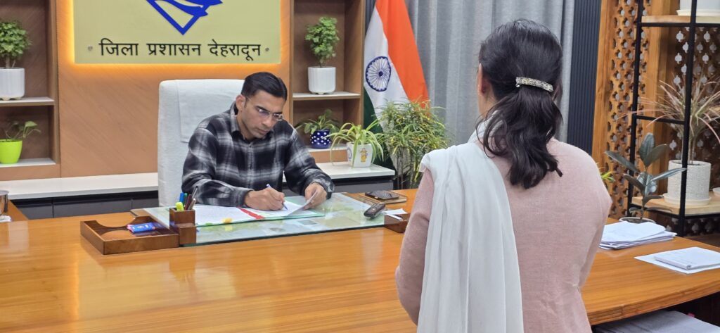 पति ने पत्नी व बेटी को आग लगाकर जान से मारने का किया प्रयास, डीएम दर्ज करवाई आनलाईन एफआईआर।