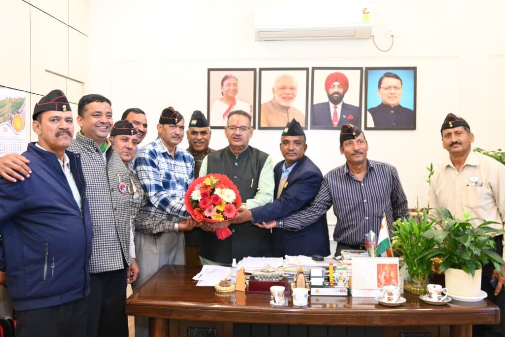 कोटद्वार के पूर्व सैनिक संघर्ष समिति के पदाधिकारियों ने सैनिक कल्याण मंत्री गणेश जोशी से की मुलाकात।