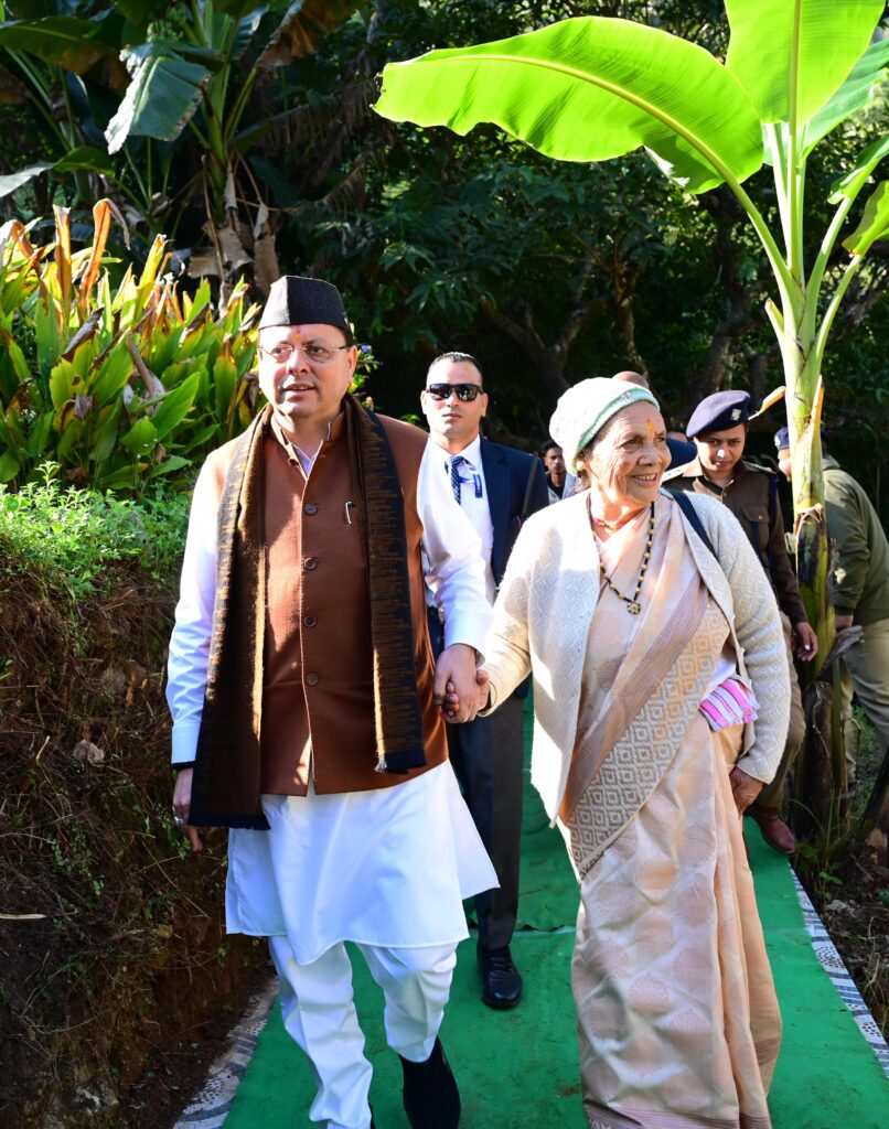 मां के साथ पैतृक गांव पहुंच भावुक हुए सीएम धामी।