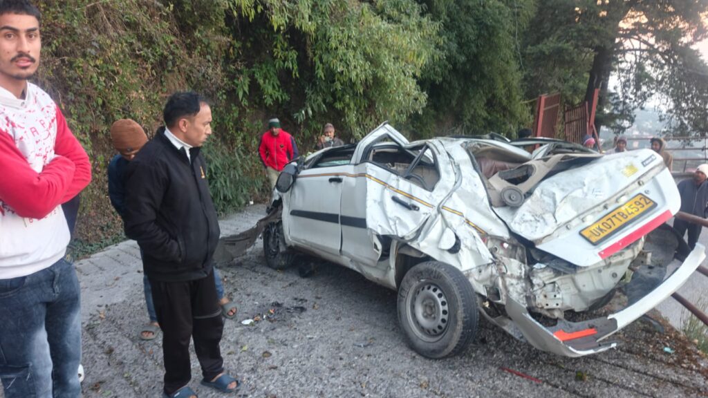 एक कार अनियंत्रित होकर हुई दुर्घटनाग्रस्त, चालक घायल।