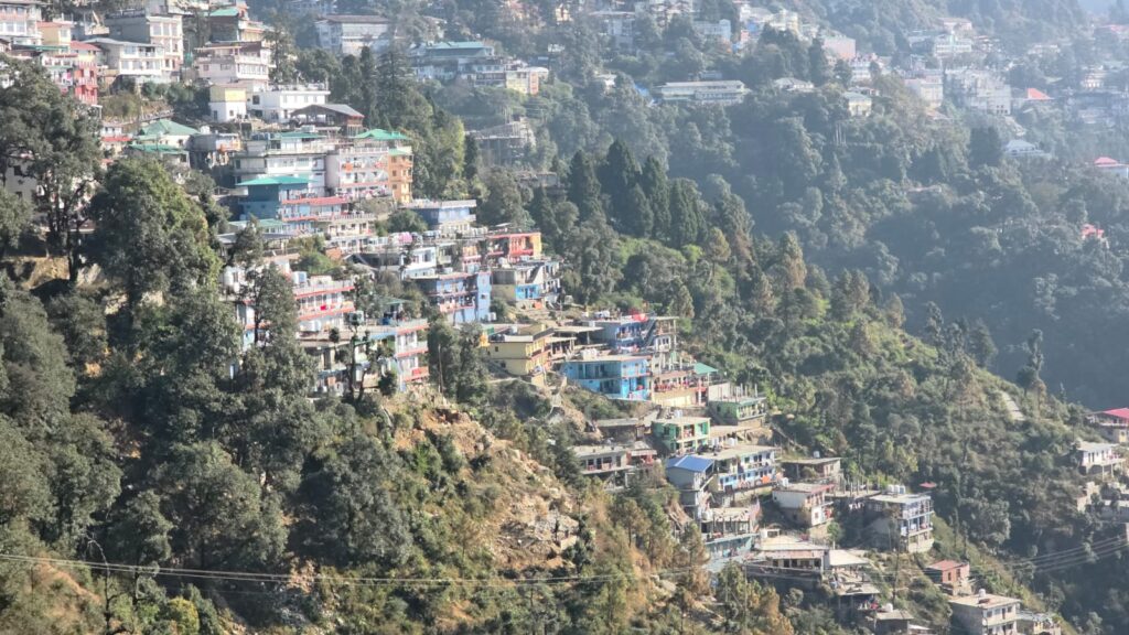 सुमित्रा भवन क्षेत्र सीवर लाइन न होने से परेशान, जोशीमठ जैसी आपदा का हो सकती है।