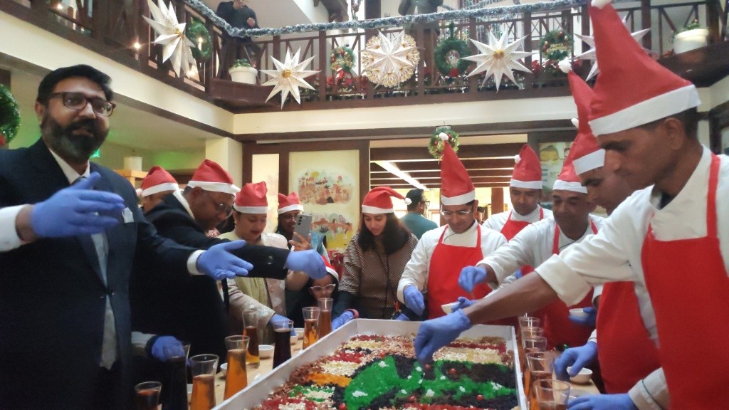 थैंक्स गिविंग डे पर द फर्न ब्रेंटवुड मसूरी में केक मिक्सिंग सेरेमनी का आयोजन किया।