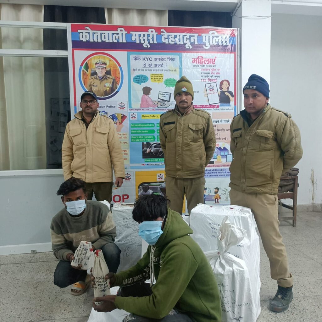 पुलिस ने वाहन से अवैध शराब बरामद की दो गिरफ्तार।