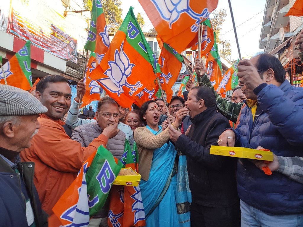 बिहार चुनाव प्रचंड जीत पर भाजपा ने आतिशबाजी की व मिष्ठान वितरित किया।