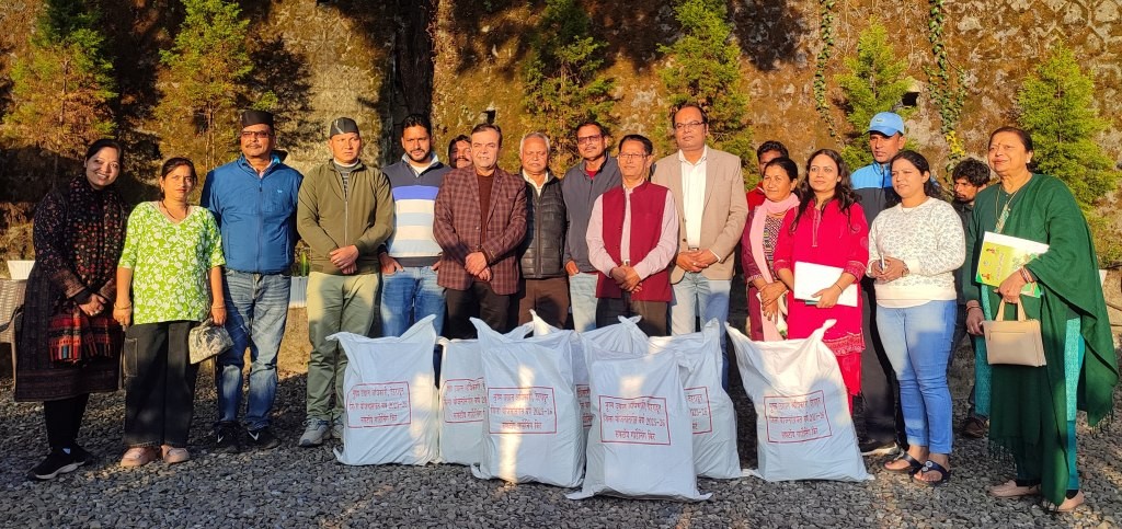 जिला उद्यान विभाग ने छत पर खेती के तहत 11 लोगों को ग्रोबैग वितरित किए।