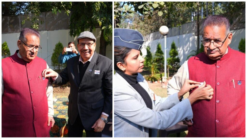 सशस्त्र सेना झंडा दिवस के अवसर पर विभाग के अधिकारियों ने सैनिक कल्याण मंत्री जोशी को फ्लैग लगाया।