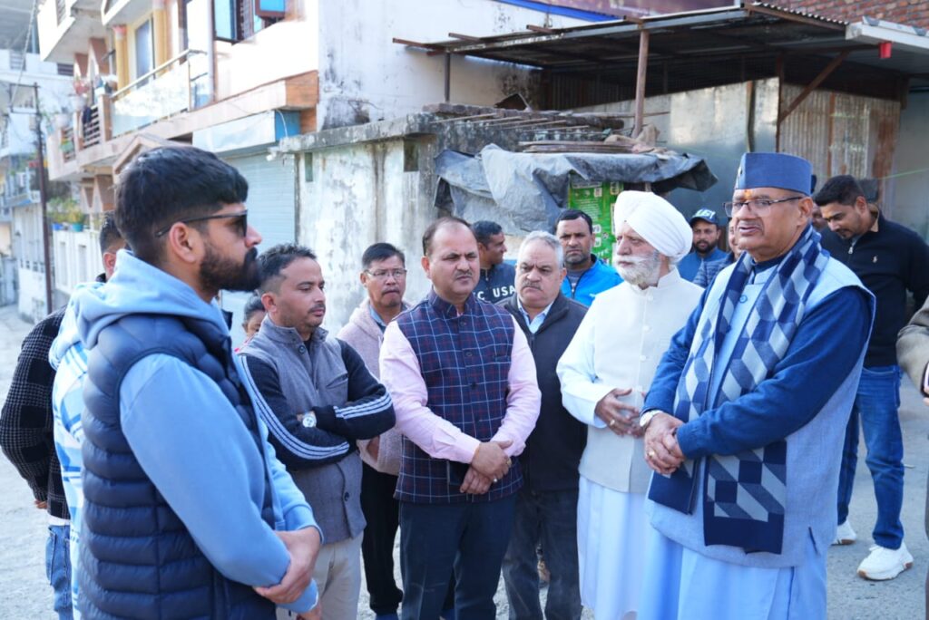 कैबिनेट मंत्री गणेश जोशी ने सहस्त्रधारा क्षेत्र में आपदा प्रभावित 12 परिवारों के लिए निर्माण सामग्री प्रदान की।