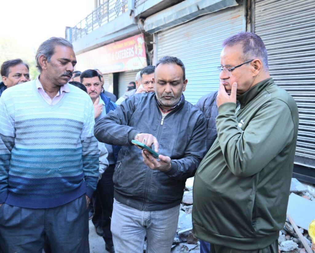 कैबिनेट मंत्री गणेश जोशी ने डाकरा बाजार में सुधारीकरण और चौड़ीकरण कार्यों का जायजा लिया।