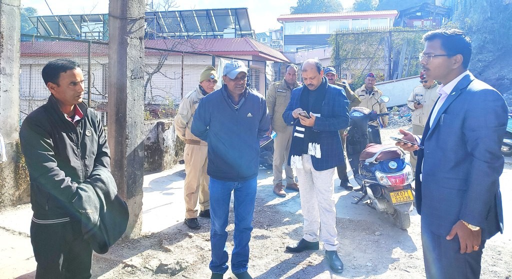 एसडीएम के नेतृत्व में रैंटल स्कूटियों पर कार्रवाई, पार्किंग सहित करीब चार दर्जन स्कूटियां सीज की गयी।