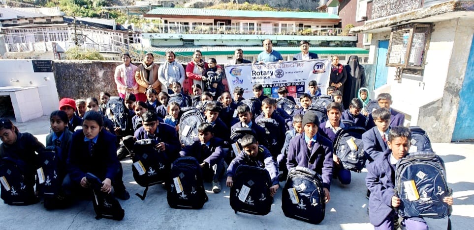रोटरी मसूरी ने विभिन्न विद्यालयों के छात्रों को स्कूल बैग वितरित किए।