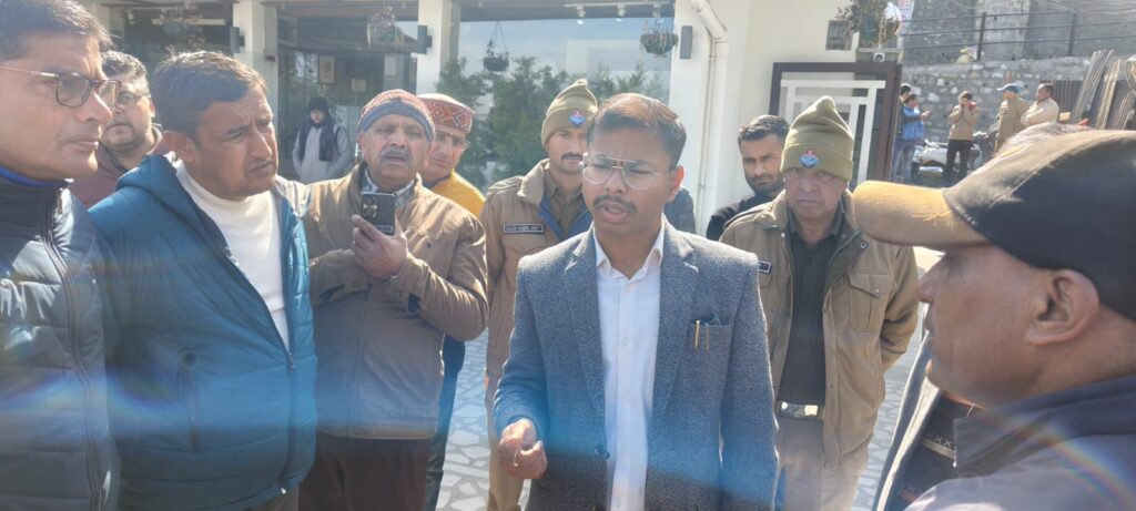 कैंपटी स्टैण्ड के समीप रोड क्षतिग्रस्त करने का निरीक्षण कर एसडीएम ने प्राथमिकी दर्ज कराने के निर्देश दिए।