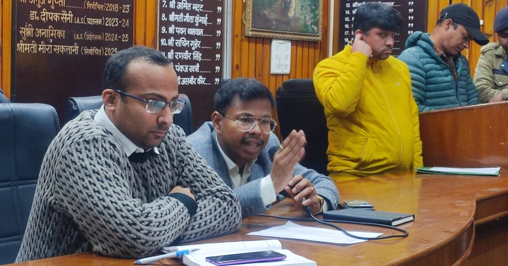 माल रोड से साइकिल रिक्शा समाप्त करने को लेकर रिक्शा श्रमिकों के साथ एसडीएम ने बैठक की।