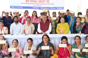 कैबिनेट मंत्री गणेश जोशी ने ग्रामोत्थान (रीप) परियोजना के तहत 63 उद्यमियों को रुपये 60 लाख की सहायता राशि के चैक वितरित किये।