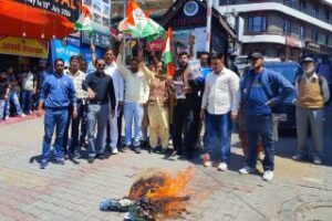 नीट पेपर लीक पर कांग्रेस ने केंद्रीय शिक्षा मंत्री का पुतला दहन किया।
