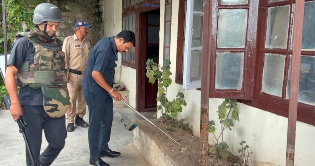 मसूरी नगर पालिका को बम से उड़ाने की धमकी, परिसर खाली कर जांच में जुटी पुलिस।