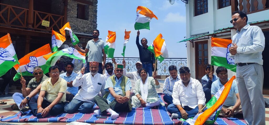 शहर कांग्रेस ने नीट पेपर लीक व भर्ती अनियमितताओं के खिलाफ प्रदर्शन किया व ज्ञापन दिया।
