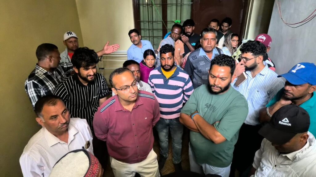 मैसानिक लॉज बस स्टैण्ड में आवासों पर अवैध कब्जों हो हटाने टीम पहुंची दो दिन का समय दिया।