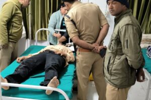 कार अनियंत्रित होकर बालाहिसार मार्ग पर खाई में गिरी चार घायल।