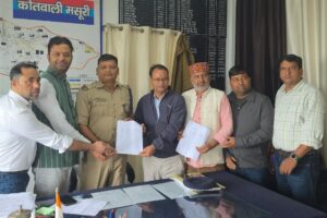 शहर कांग्रेस ने हल्द्वानी मामले में कोतवाली जाकर तहरीर दी।