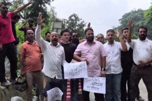 मसूरी देहरादून मार्ग की दुर्दशा पर कांग्रेस ने मंत्री गणेश जोशी व लोनिवि का पुतला दहन किया।