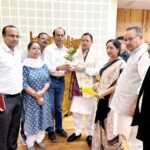 मंत्री जोशी व पालिकाध्यक्ष सकलानी ने मुख्यमंत्री को शरदोत्सव का निमंत्रण दिया।